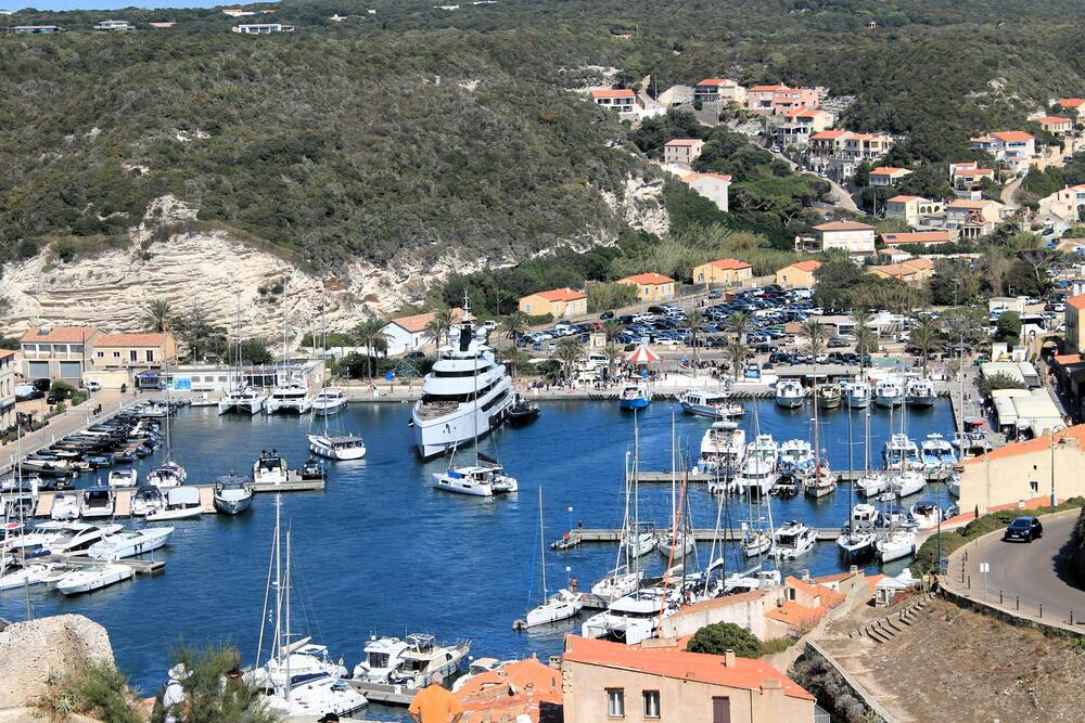 Les meilleures destinations en Corse à découvrir en bateau de location